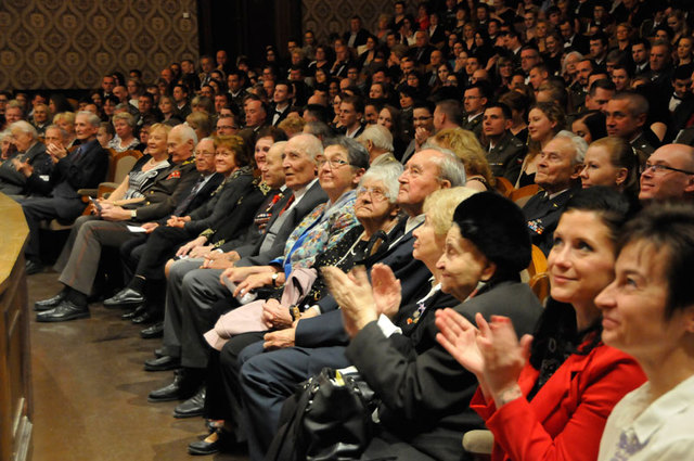 Na koncertě ke Dni vítězství, který byl věnován válečným veteránům, panovala slavnostní atmosféra. Koncertu se spolu s dalšími veterány zúčastnili například generálové Jaroslav Klemeš, Miloslav Masopust či plukovníci Pavel Vranský a Jiří Šimek