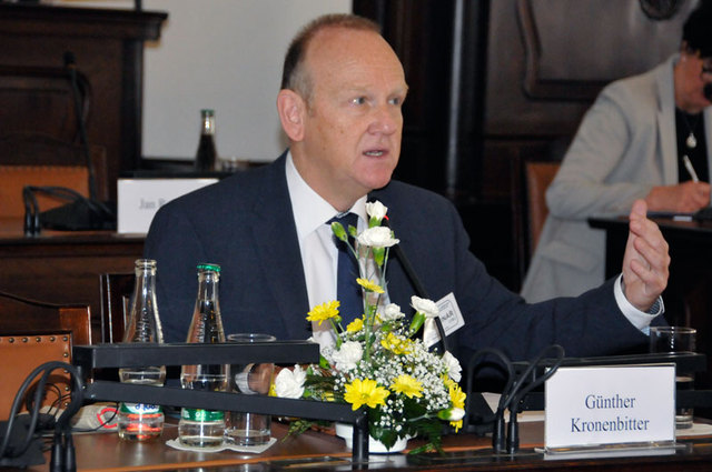 První přednášku uvedl profesor Günter Kronenbitter z Univetzity v Ausburgu, který se zaměřuje na německé intelektuální dějiny 19. století, dějiny mezinárodních vztahů, vojenskou historii 19.století a na dějiny habsburské monarchie