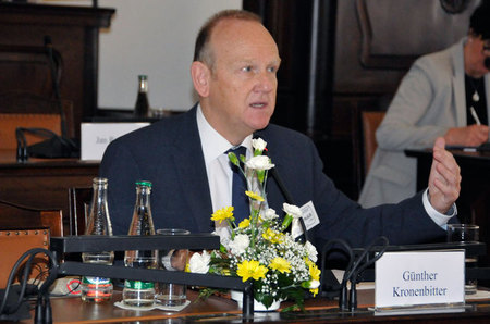 První přednášku uvedl profesor Günter Kronenbitter z Univetzity v Ausburgu, který se zaměřuje na německé intelektuální dějiny 19. století, dějiny mezinárodních vztahů, vojenskou historii 19.století a na dějiny habsburské monarchie