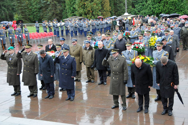 Z pietního setkání u Památníku sovětských vojáků u Svidníku, kde je pochována většina z devatenácti tisíc rudoarmějců