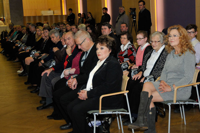 Mezi těmi, kdo přebíral osvědčení za aktivní odbojovou činnost těch, kteří se dnešních dnů nedožili, byla i herečka Jiřina Bohdalová na snímku spolu s dcerou Simonou Stašovou                                 