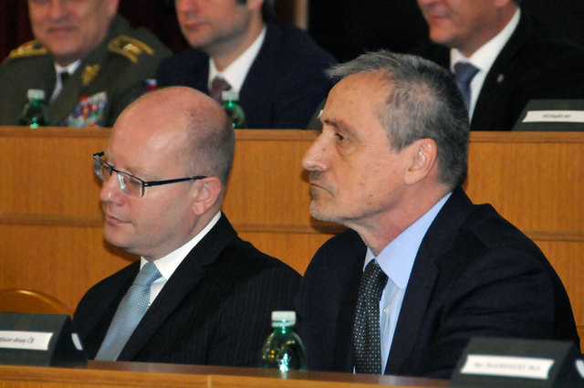 Premiér Bohuslav Sobotka s ministrem obrany Martinem Stropnickým 