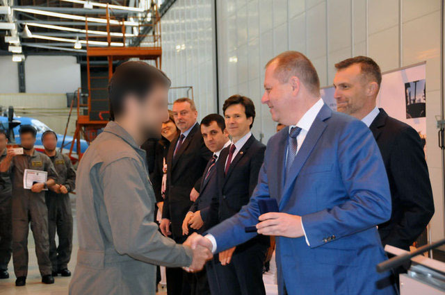 Absolventu výcviku předává plaketu a certifikát ředitel LOM PRAHA Roman Plánička