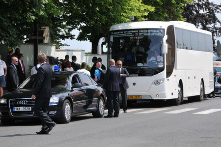 Dopravu ministrů nové vlády do Lán zajistilo Ministerstvo obrany ČR svým autobusem