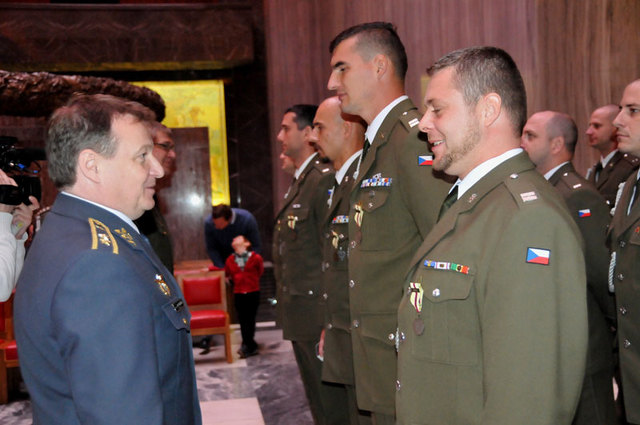 Zástupce náčelníka GŠ AČR-ředitel Společného operačního centra MO generálmajor Petr Mikulenka v rozhovoru s jedním z navrátilců