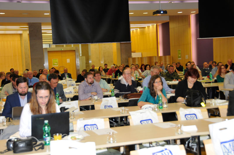 Účastníci odborného shromáždění v konferenčním sále pražského hotelu DAP