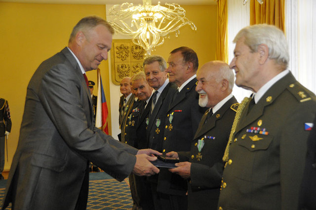 Záslužný kříž ministra obrany ČR III. stupně převzal také podplukovník v.v. Josef Kubias