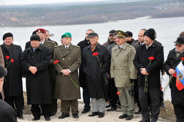 Část české delegace při slavnostním otevření nového památníku na pravém břehu řeky Volhy