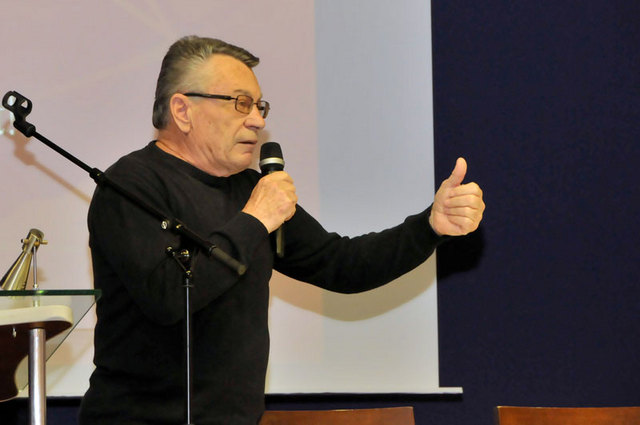 ... třeba i na vystoupení předsedy klubu vojenských důchodců z Rokycan Michala Vatahy, který kritizoval mimo jiného i benefit příspěvku na stravu, na který mnozí z vojenkých důchodců nedosáhnou, protože vojenských posádek ubylo a třeba v Plzeňském kraji existuje jen  jedna možnost a tou je útvar v Klatovech.