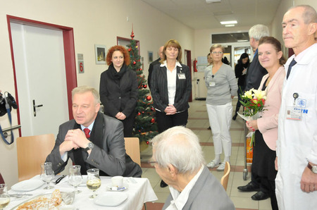 Také tady ministr vyslechl přání, aby zůstal nadále ve své funkci a věnoval pozornost válečným veteránům jako dosud