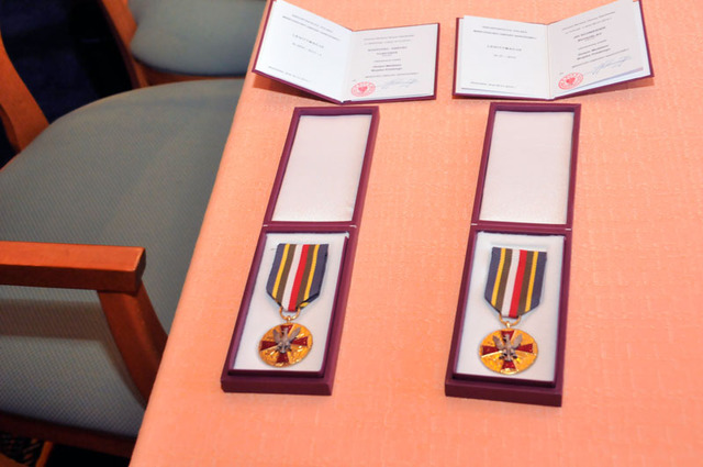 Vyznamenání, která udělil naměstkovi ministra obrany ČR Danieli Koštovalovi a náměstku ministra zahraničí ČR JiřímuSchneiderovi ministr obrany Polska