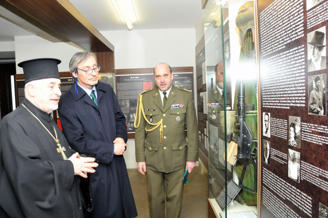 Zastávka ministra Stropnického v doprovodu ředitele Vojenského historického ústavu plk. Aleše Knížka a představeného katedrály sv. Cyrila a Metoděje Jaroslava Šuvarského před vitrínou s osudnou zbraní, která při provedení atentátu na zastupujícího říšského protektora v květnu 1942 selhala
