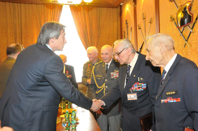 Přátelské stisky rukou s veterány, kteří si zaslouží obdiv a úctu