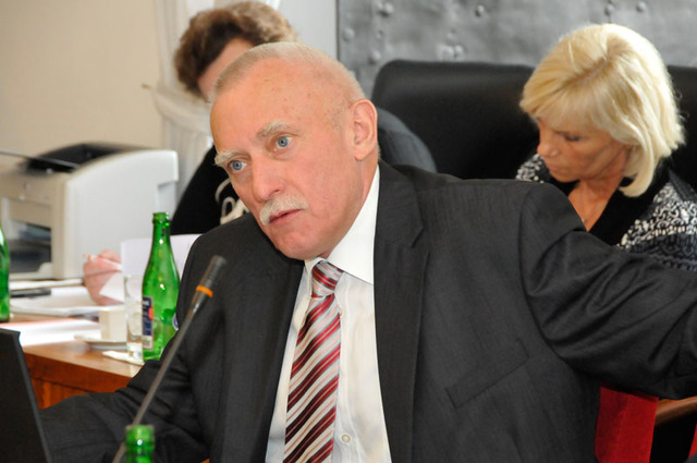 Poslanec Jan Zahradník zmiňoval v souvislosti s Vojenským újezdem Boletice deklaraci tří ministrů, která byl podepsána v červnu 2006 a má napomáhat rozvoji tzv. měkké turistiky především v okolí šumavského Špičáku