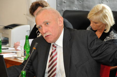 Poslanec Jan Zahradník zmiňoval v souvislosti s Vojenským újezdem Boletice deklaraci tří ministrů, která byl podepsána v červnu 2006 a má napomáhat rozvoji tzv. měkké turistiky především v okolí šumavského Špičáku