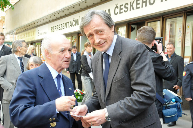 Ministr obrany Martin Stropnický se měl možnost setkat před budovou Českého rozhlasu s válečnými veterány i pamětníky historických květnových událostí roku 1945