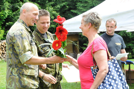 Plukovník gšt. Miroslav Murček (vlevo) - velitel Velitelství VP v Olomouci, předává za pořadatele pamětní pohár a účastnický list paní Olze Plačkové, po jejímž manželovi je memoriál pojmenován. Vedlo stojící je major Petr Gola organizační vedoucí