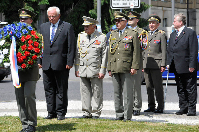 Památku československých parašutistů a všech těch, kteří jim v jejich boji pomáhali, uctili v Technické ulici na Praze 6 spolu s představiteli státních institucí také zástupci Československé obce legionářské a Českého svazu bojovníků za svobodu