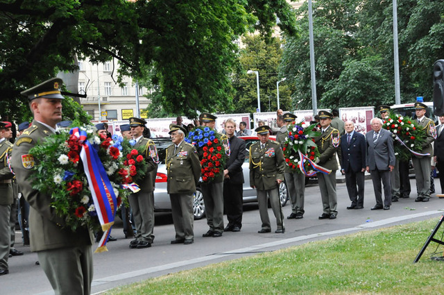 Smuteční věnce a kytice položili jako výraz úcty ke generálu Heliodoru Píkovi, člověku čestnému a spravedlivému, kterého se komunistický režim velmi bál, představitelé mnoha institucí a organizací