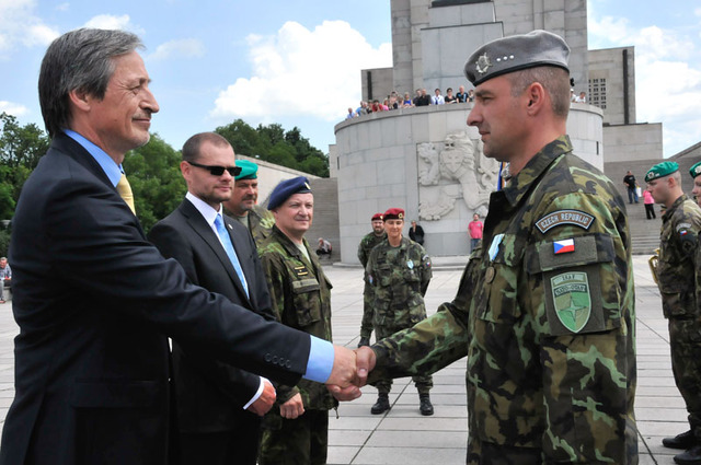 Předání medaile a blahopřání ke splnění mise od ministra obrany Martina Stropnického, předsedy branného výboru Poslanecké smněmovny Davida Kádnera a dalších armádních činitelů
