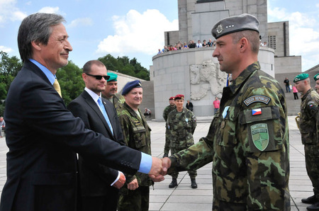 Předání medaile a blahopřání ke splnění mise od ministra obrany Martina Stropnického, předsedy branného výboru Poslanecké smněmovny Davida Kádnera a dalších armádních činitelů