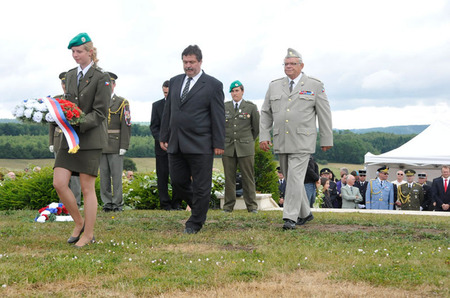 Smuteční věnec v Darney položili i předseda Československé obce legionářské Pavel Budínský a jeho místopředseda plk. Jiří Vlasák