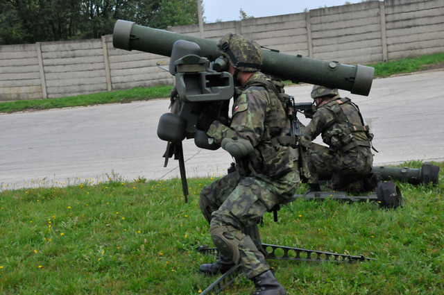Vojáci 252. protiletadlového raketového oddílu předvedli v dynamické ukázce zaujetí palebného postavení kompletu RBS-70