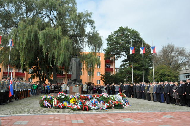 Pietní vzpomínky u sochy generála Ludvíka Svobody ve Svidníku se spolu s místními občany zúčastnili nejvyšší představitelé Slovenské republiky a zahraniční delegace