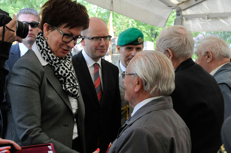 Náměstkyně ministra obrany Alena Netolická předala téměř padesátce veteránů Čestné pamětní odznaky k 70. výročí ukončení 2. světové války. S blahopřáním se připojili předseda vlády Bohuslav Sobotka a ředitel KVV plk. Jaroslav Hrabec