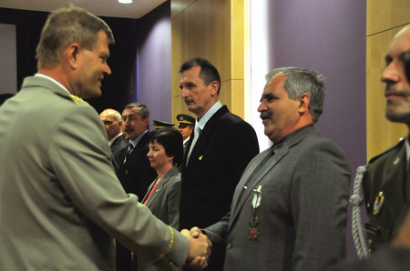 ...tak také ti, co uniformu už nenosí - náčelník GŠ AČR blahopřeje k udělenému vyznamenání Svatopluku Senevičovi