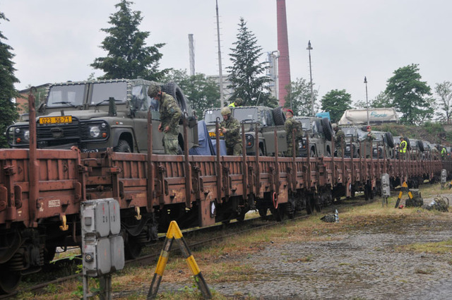 Z vagónování techniky chrudimských výsadkřů na pardubickém nádraží