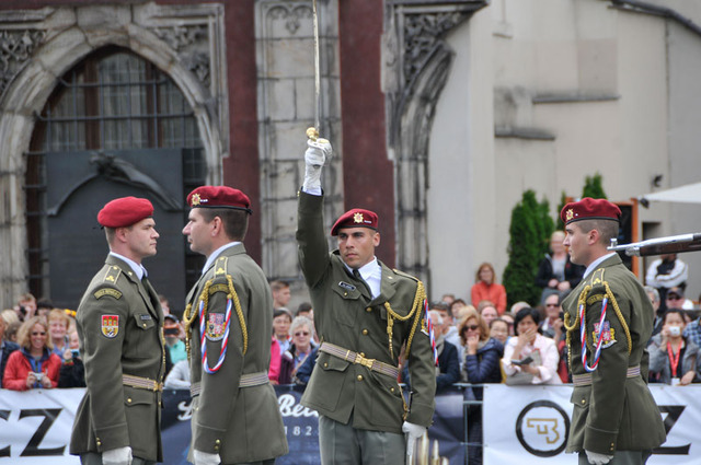 Exhibiční vystoupení na Staroměstském náměstí v Praze zahájili vojáci 1. roty Čestné stráže AČR pod velením rotného Petra Herčíka