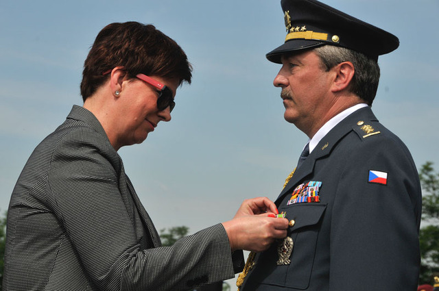 Vyznamenání Záslužný kříž ministra obrany III. stupně převzal u příležitosti Dne ozbrojených sil od náměstkyně ministra Aleny Netolické primář Ústřední vojenské nemocnice v Praze plukovník Miloš Sokol.