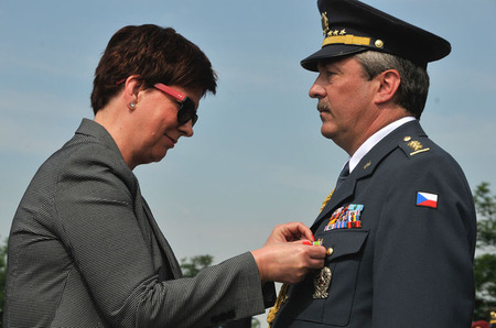 Vyznamenání Záslužný kříž ministra obrany III. stupně převzal u příležitosti Dne ozbrojených sil od náměstkyně ministra Aleny Netolické primář Ústřední vojenské nemocnice v Praze plukovník Miloš Sokol.