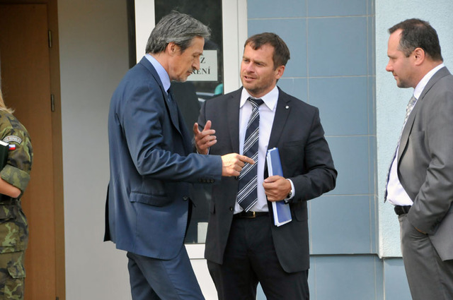 O současnosti a budoucnosti smíšeného provozu na pardubickém letišti hovořil ministr obrany i s představiteli pardubické radnice