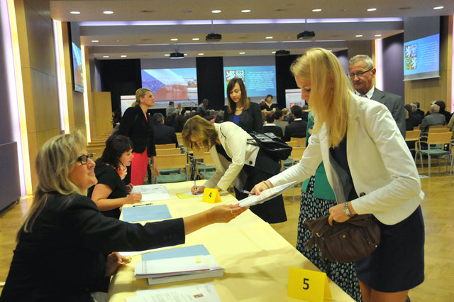 Podpisem stvrdili noví státní úředníci svůj slib