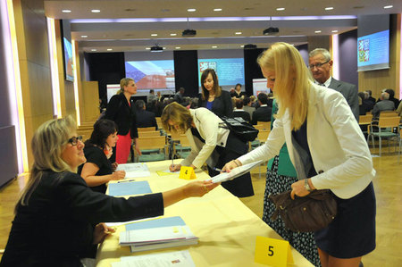 Podpisem stvrdili noví státní úředníci svůj slib