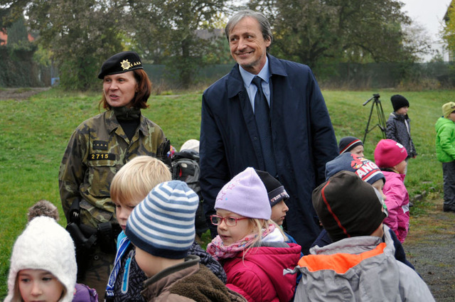 Veliký zájem dětí byl i o mobilní kontrolní pracoviště vstupu, u kterého jsme zastihli ministra obrany Martina Stropnického