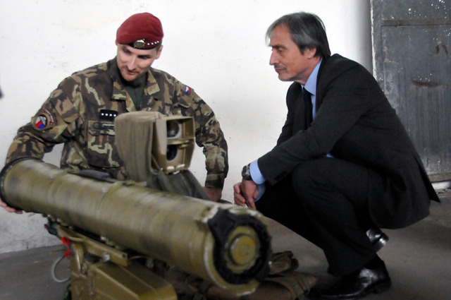 Ministra zajímaly technické parametry i jak se zbraně osvědčují v praxi