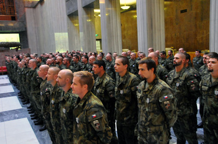 Vojáci 4. strážní roty, kteří převzali ocenění za výtečné splnění úkolu v afghánské misi