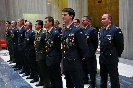 Vyznamenaní příslušníci 4. jednotky, která působila pod velením majora Michala Javůrka na Sinaji