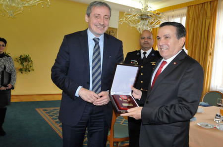 Ministři si předali upomínkové dary