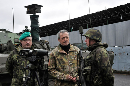 Ministr obrany se zajímal i o práci s výnosnou soupravou dělostřeleckého průzkumu