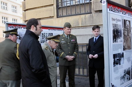 Spolu s generálporučíkem Josefem Bečvářem a náměstkem ministra obrany Pavlem Beranem se o odborný výklad autora výstavy Tomáše Kykala zajímal i válečný veterán generál Miloslav Masopust