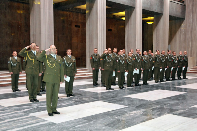 Nová krev Vojenské policie převzala služební průkazy a certifikáty o úspěšném absolvování základního odborného kurzu VP ve Slavnostní síni Národního památníku v Praze na Vítkově
