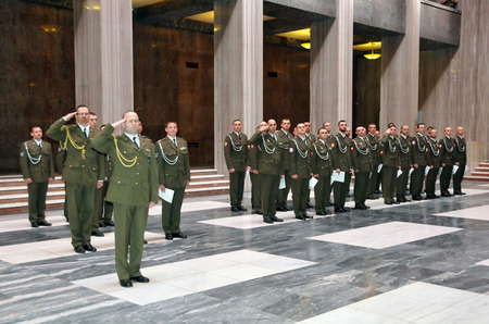Nová krev Vojenské policie převzala služební průkazy a certifikáty o úspěšném absolvování základního odborného kurzu VP ve Slavnostní síni Národního památníku v Praze na Vítkově