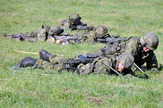 Propíchávání terénu s minobodci je velmi náročnou fyzickou prací 