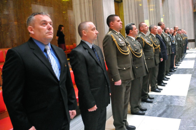 Ocenění za mimořádné zásluhy o AČR převzali také příslušníci Policie ČR poručík Karel Marák a nadpraporčík Jaroslav Čtvrtníček