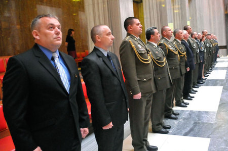 Ocenění za mimořádné zásluhy o AČR převzali také příslušníci Policie ČR poručík Karel Marák a nadpraporčík Jaroslav Čtvrtníček