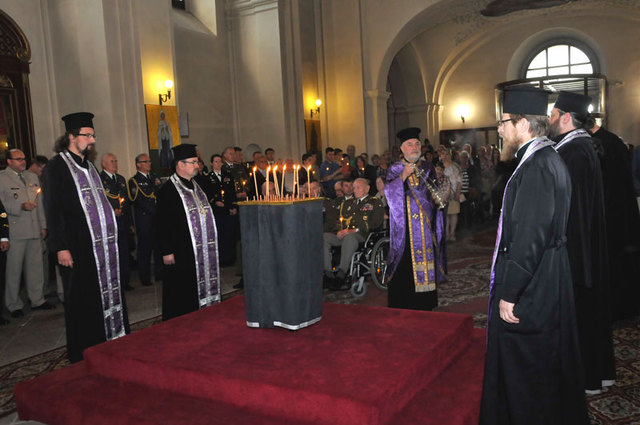 Panychidu celebruje a vede děkan chrámu sv. Cyrila a Metoděje Jaroslav Šuvarský
